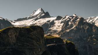 Prima passeggiata sulla scogliera in estate